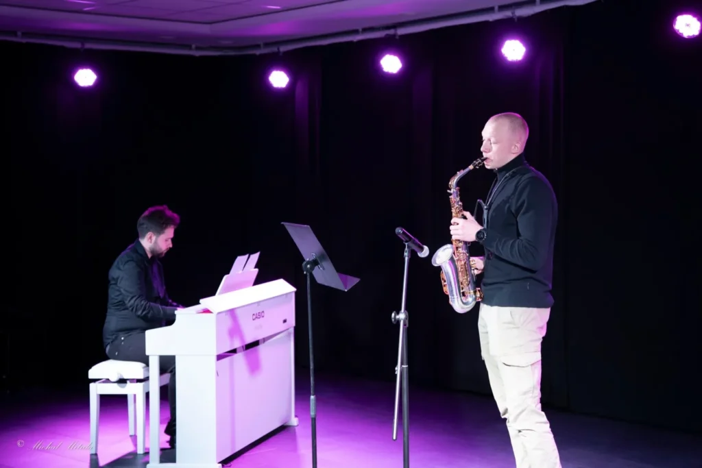 mężczyźni grający na instrumentach saksofon i pianino